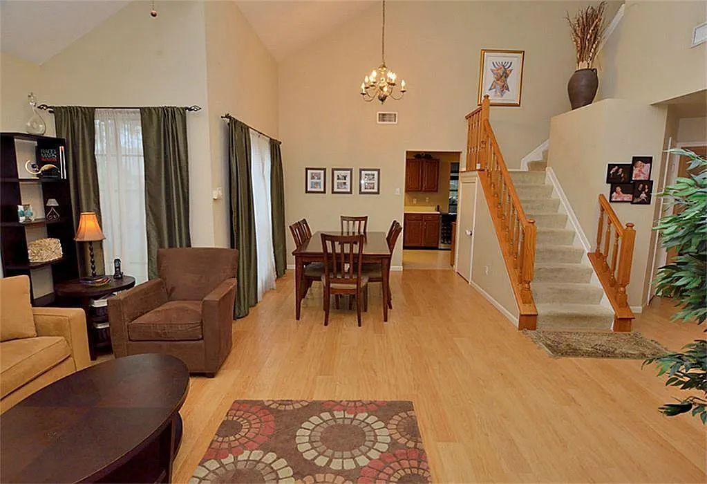 3 bed, 2.5 bath, 1985 sqft, $2,400 — Photo 3