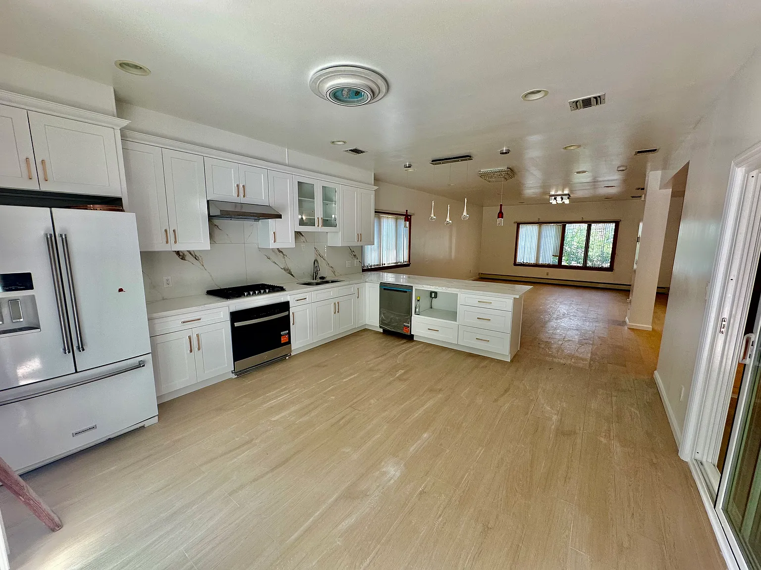 5 bed, 2300 sqft, $5,000 — Photo 4