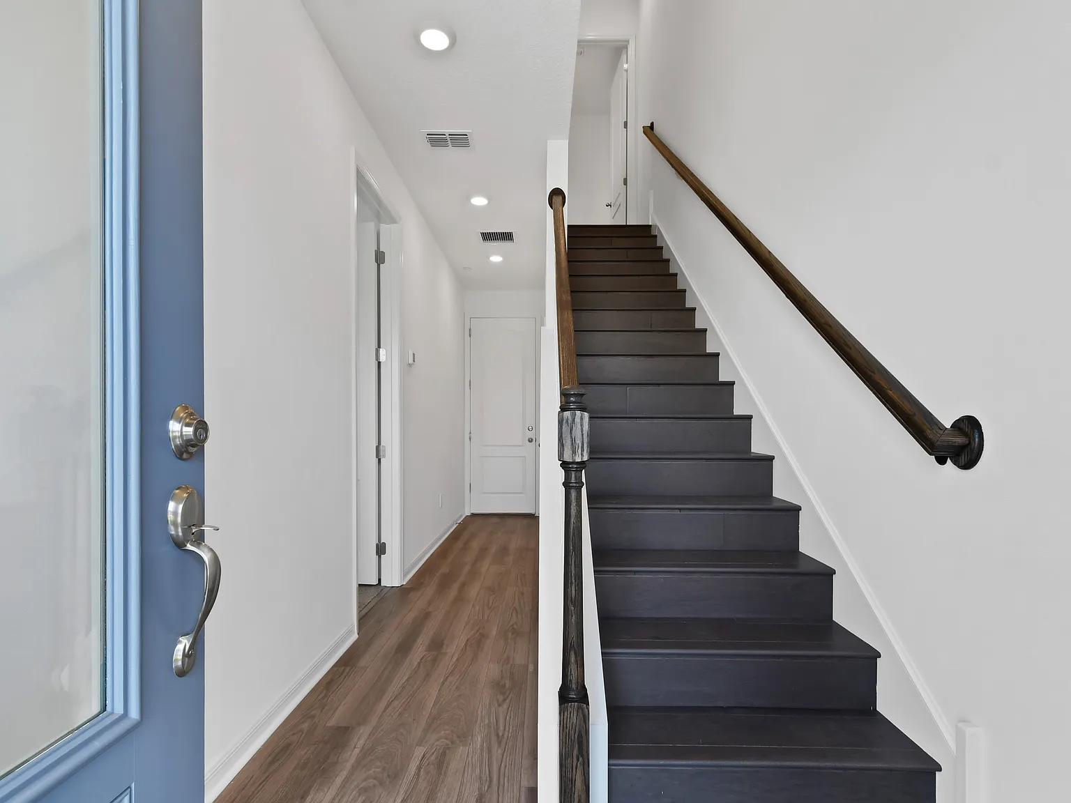 3 bed, 3.5 bath, 2000 sqft, $3,250 — Photo 3