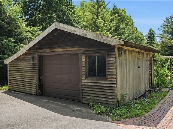3rd image of 47 Old Oaken Bucket Rd