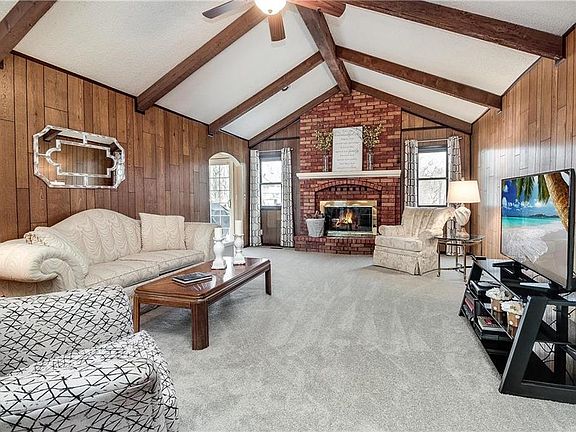 5th image of 604 NW Springwood Dr