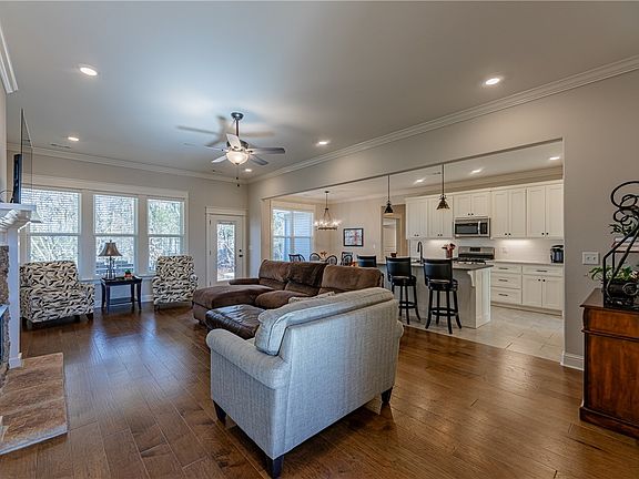 4th image of 8 Sennen Ln