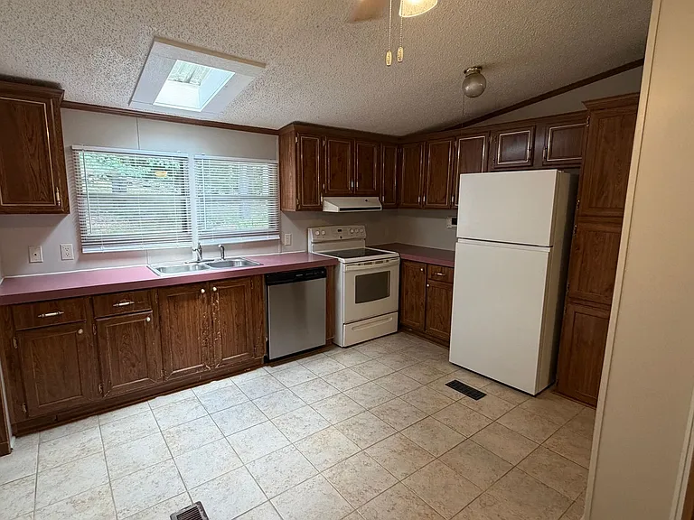 121 Rainwood Dr — Photo 6