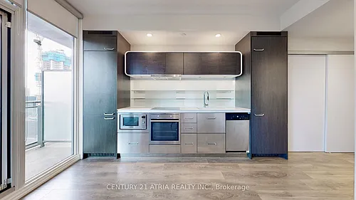 45 Charles St E Photo 1