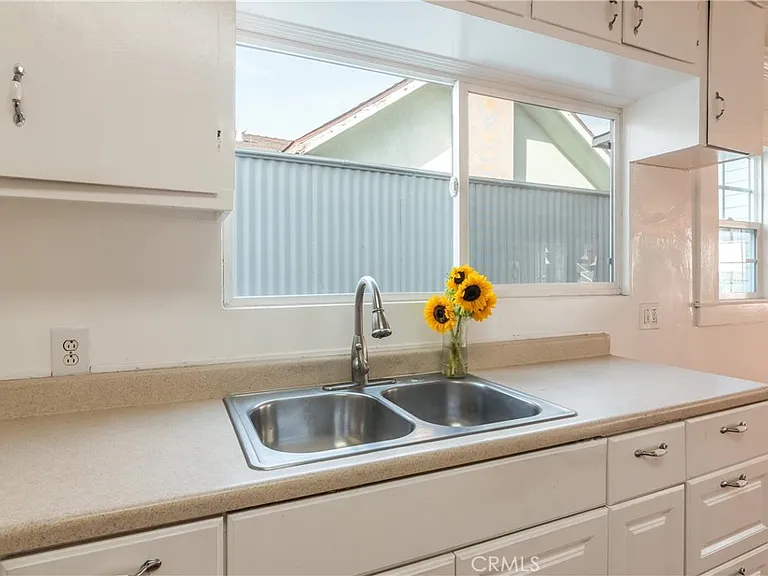 1125 N Heliotrope Dr — Photo 6