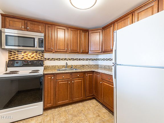 4th image of 925 N Halifax Ave APT 810
