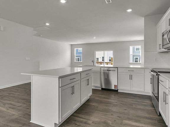5th image of 808 Washington St