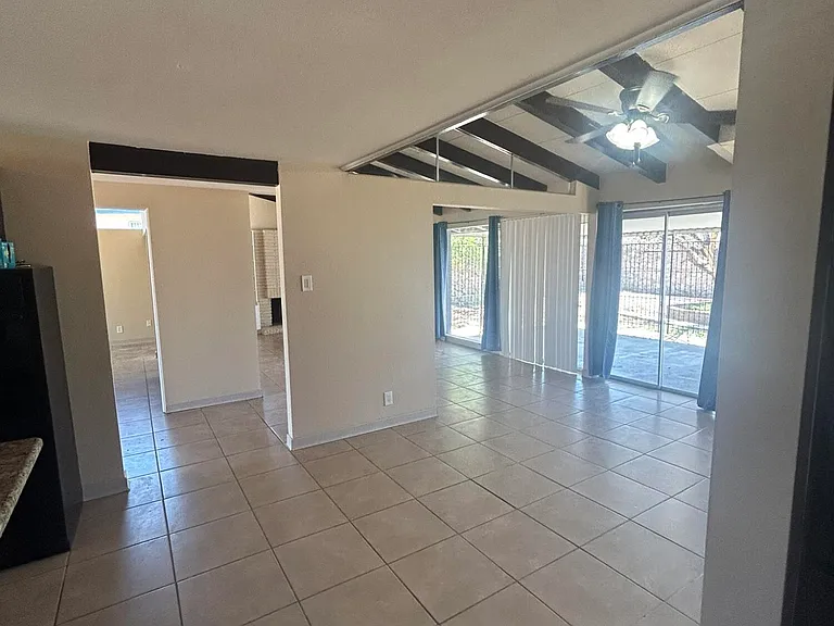 212 Crestmont Dr — Photo 3