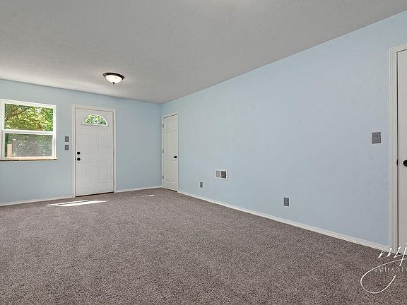 2nd image of 318 Oriole Ln