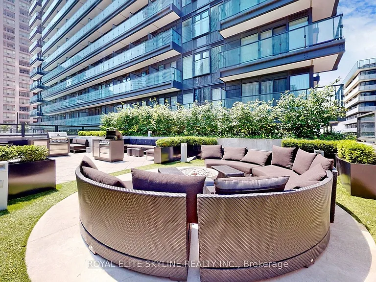 955 Bay St #310 — Photo 44