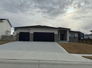 11013 Bearcreek Dr, Papillion, NE 68046