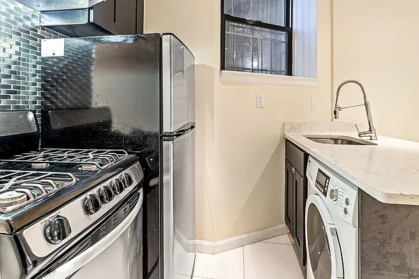 Rented by Safdie Realty Group | media 15