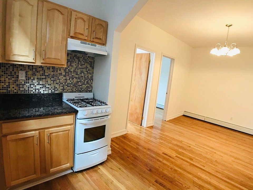 1st image of 2540 Steinway St #2R