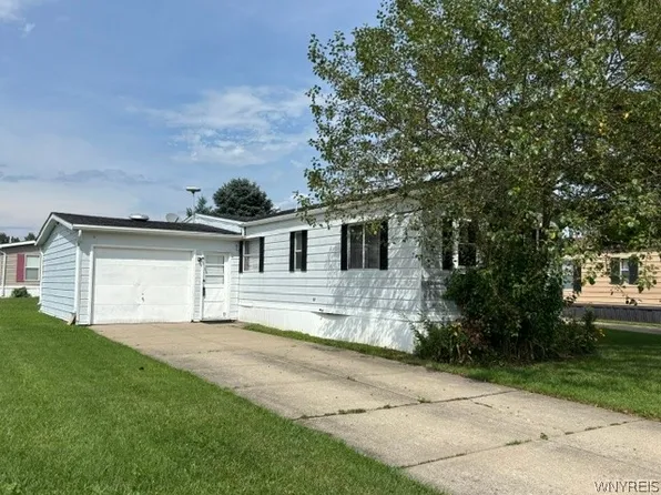 37 Golden Pond Est, Akron, NY 14001