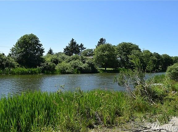 2nd image of 667 Island Cir SE
