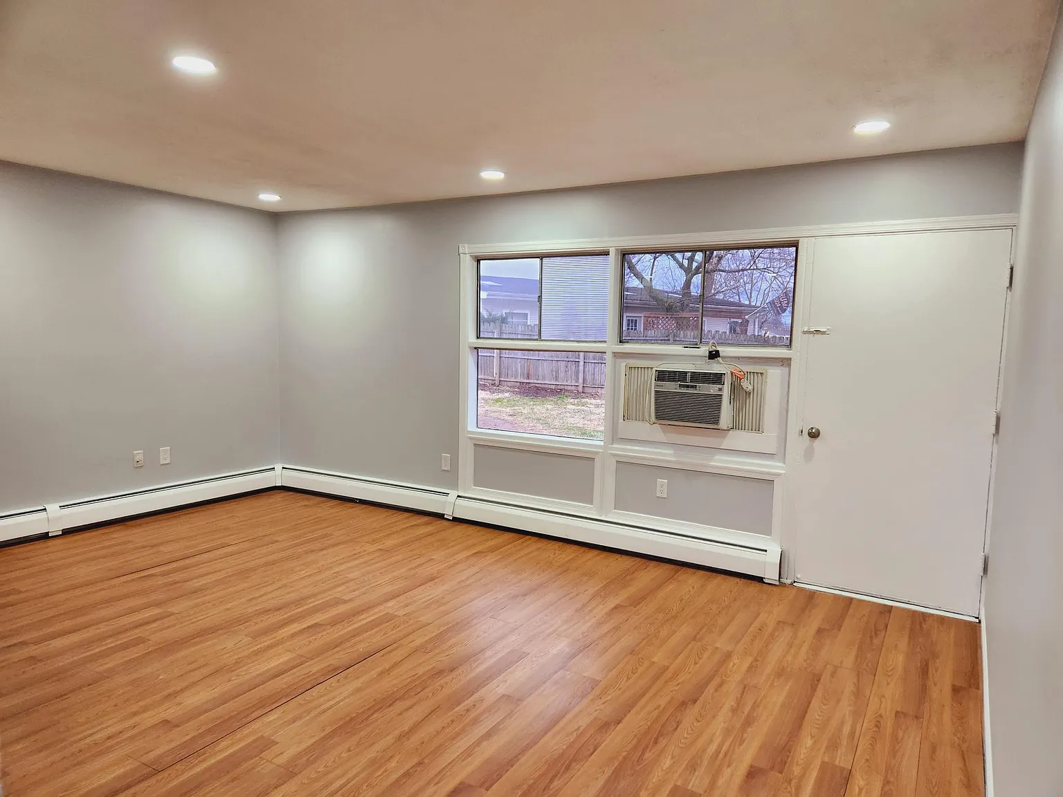 3 bed, 1000 sqft, $2,400 — Photo 4