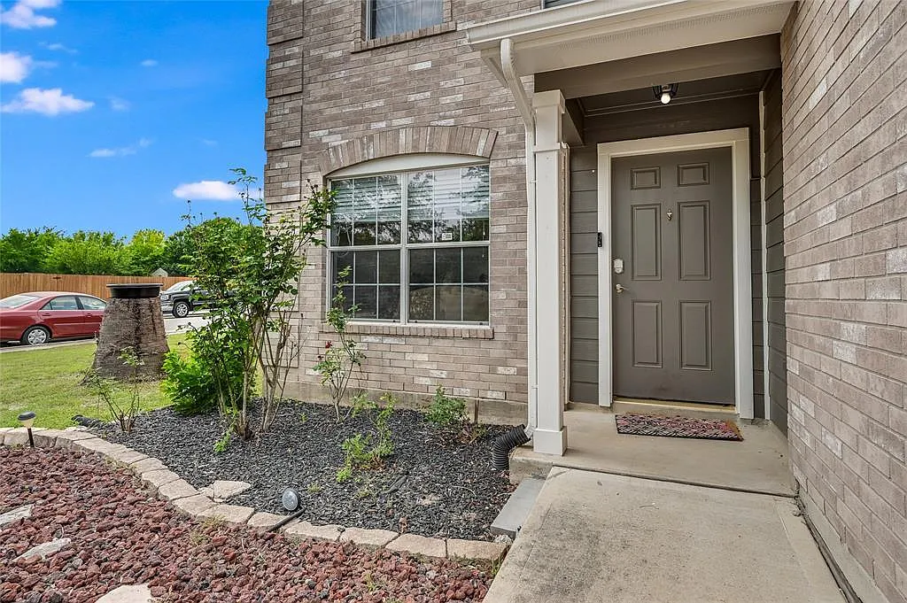 4 bed, 3.0 bath, 2379 sqft, $2,375 — Photo 2