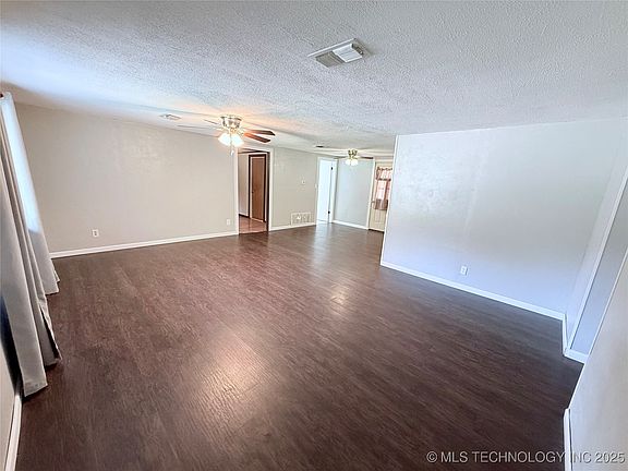 4th image of 803 NW Dallas Dr