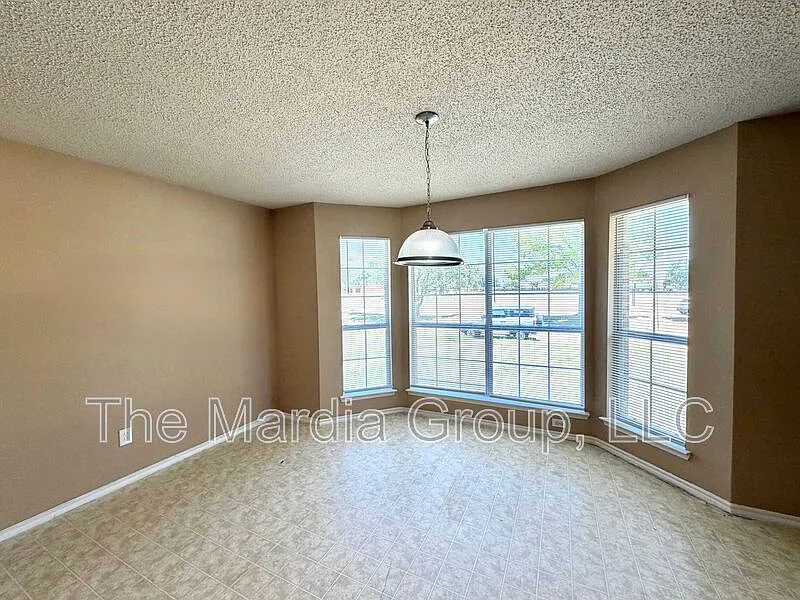 3 bed, 2.0 bath, 1986 sqft, $1,900 — Photo 4