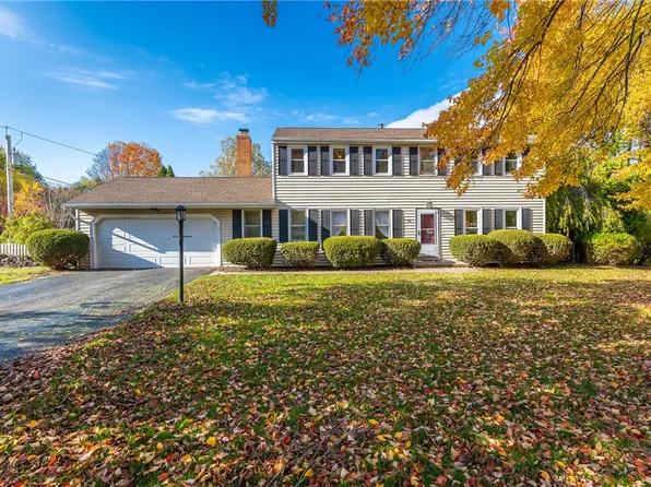 10 Buttonwood Cir, Fairport, NY 14450