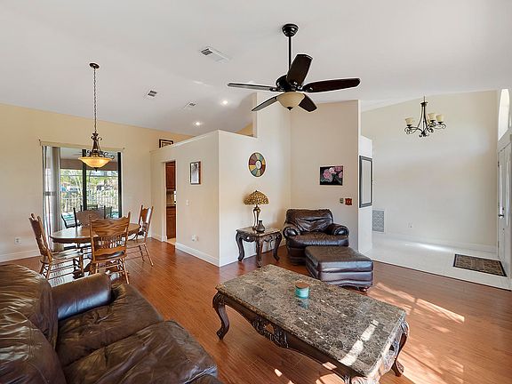 5th image of 419 SE Streamlet Ave