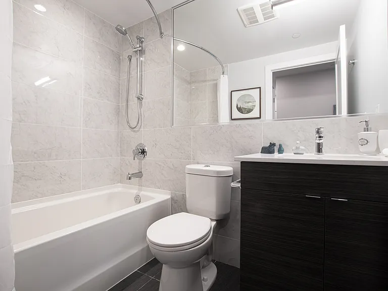 2475 Hurontario St — Photo 7