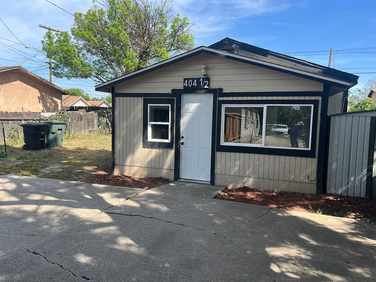 Building Photo - 404 Thrasher Ave #A