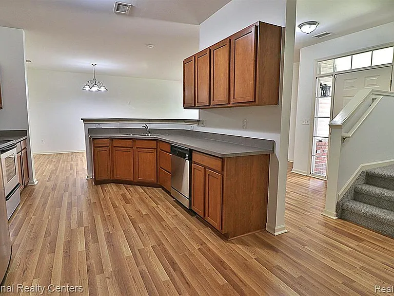 4058 Radcliff Dr — Photo 3