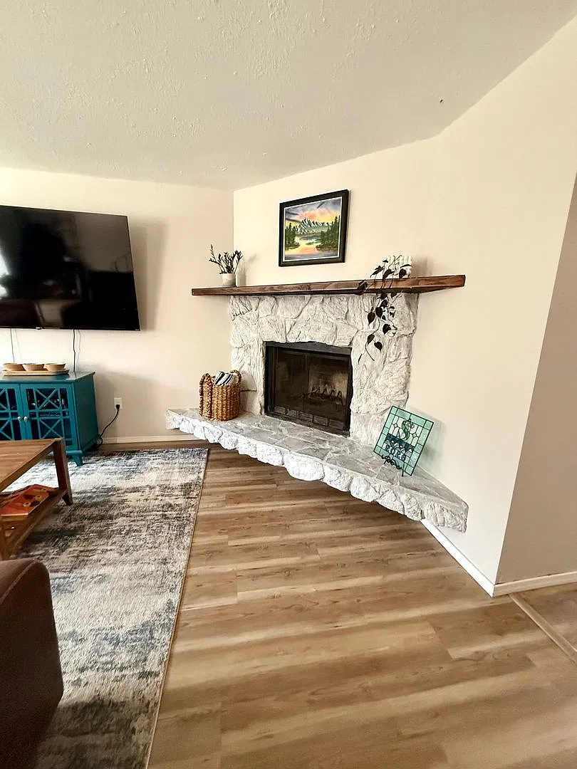 Beautifully updated 3 bedroom townhouse style condo with garage! Great location, close to ameniti... — Photo 4