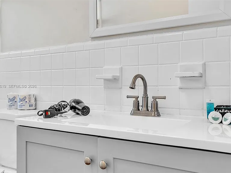 10002 E Bay Harbor Dr #7 — Photo 19