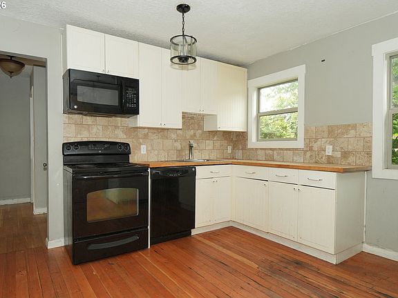 4th image of 18227 NE Flanders St