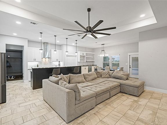 3rd image of 9518 Spanish Oak Dr