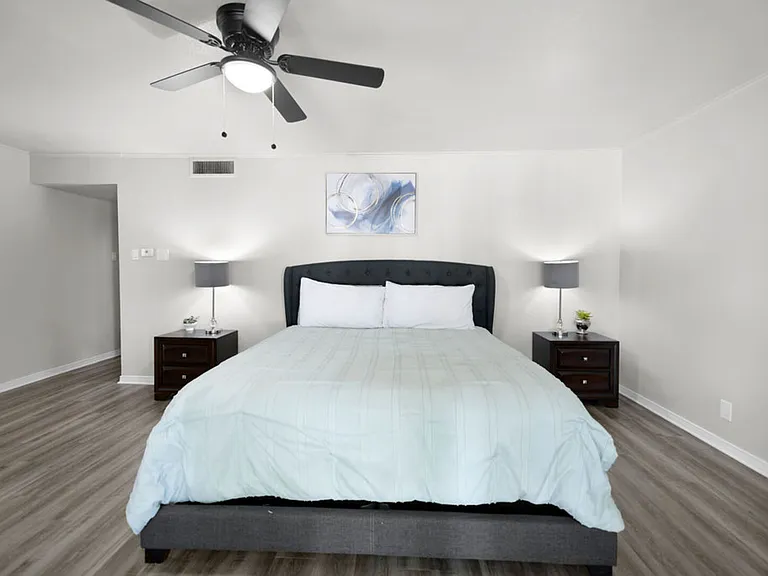 E Avenue J — Photo 15
