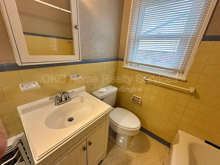 1216 NE 42nd St — Photo 11
