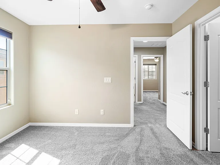906 E Del Rio St — Photo 37