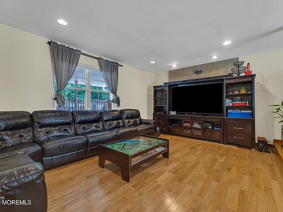 3rd image of 6 Rizzo Court