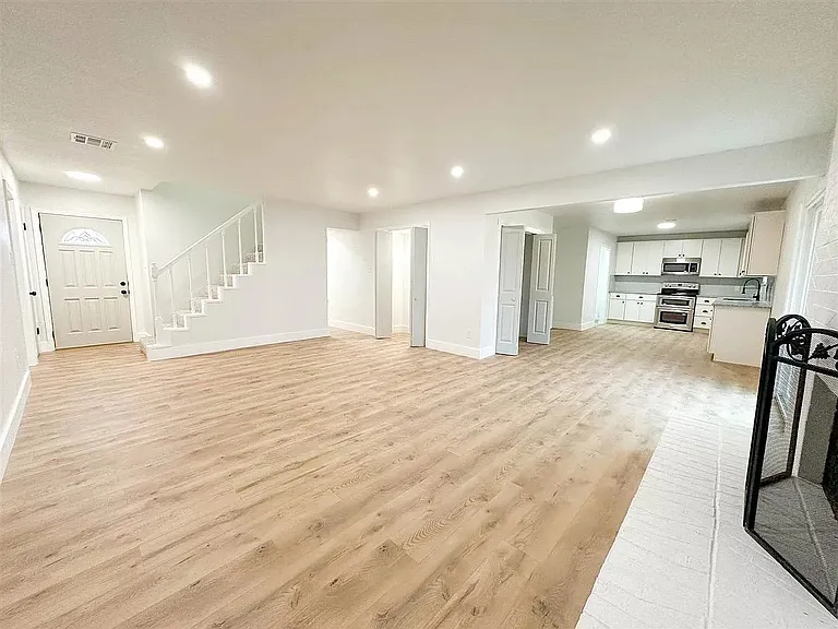 218 SE Surrey Pl — Photo 5