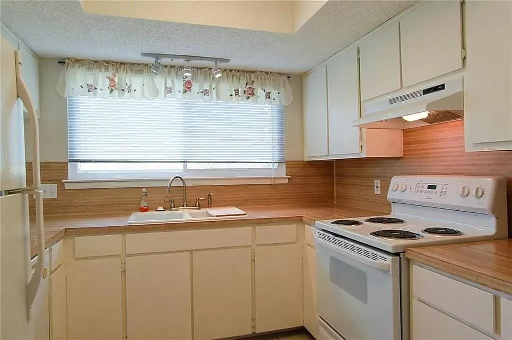 2 bed, 1.5 bath, 950 sqft, $1,600 — Photo 2