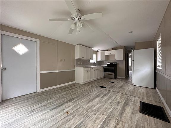 4th image of 11811 N Broad St #30
