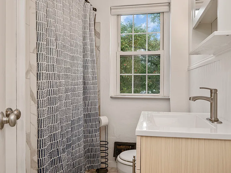 200 Maplewood Dr #D8 — Photo 10