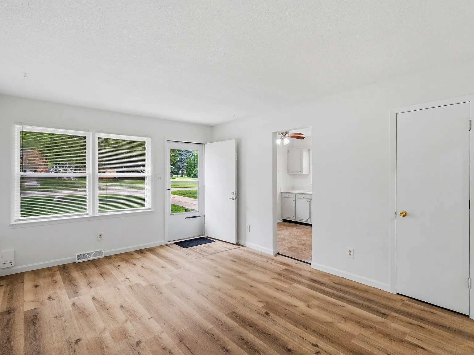 2 bed, 1000 sqft, $1,375 — Photo 3