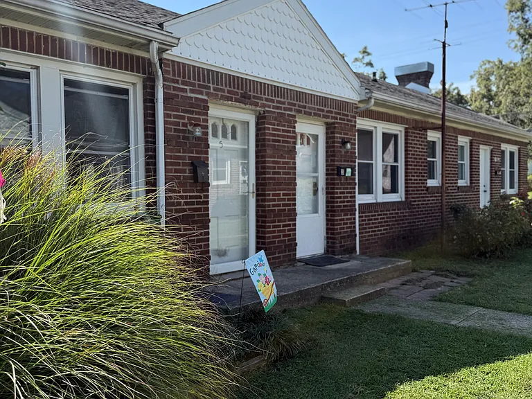 402 W Spring St — Photo 1