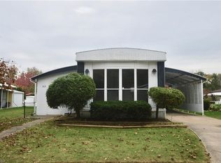 33 Sycamore Dr #33, Olmsted Falls, OH 44138