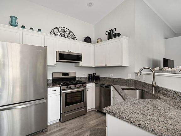 5th image of 955 McKay Cir #955