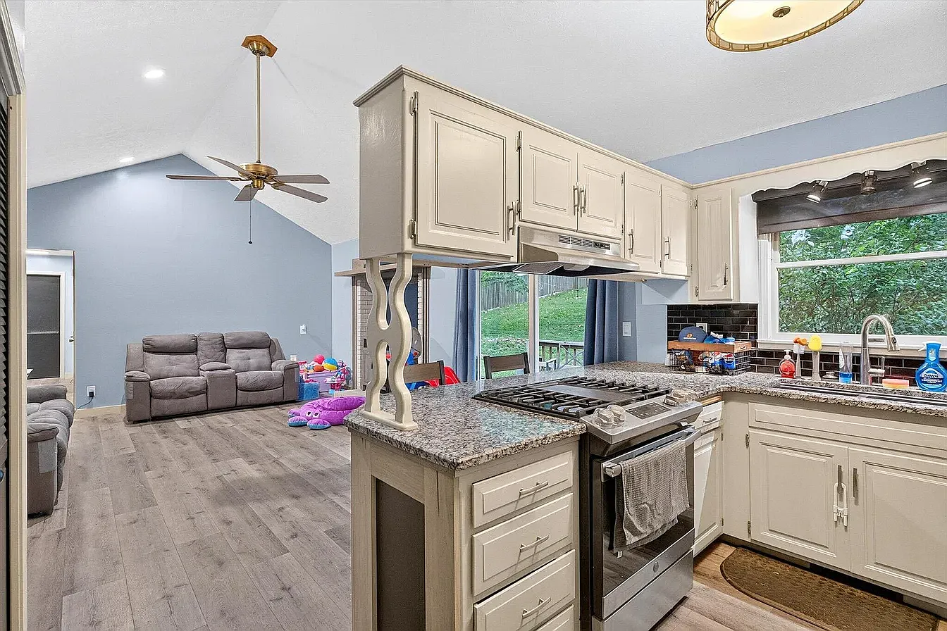 3 bed, 1438 sqft, $2,100 — Photo 1
