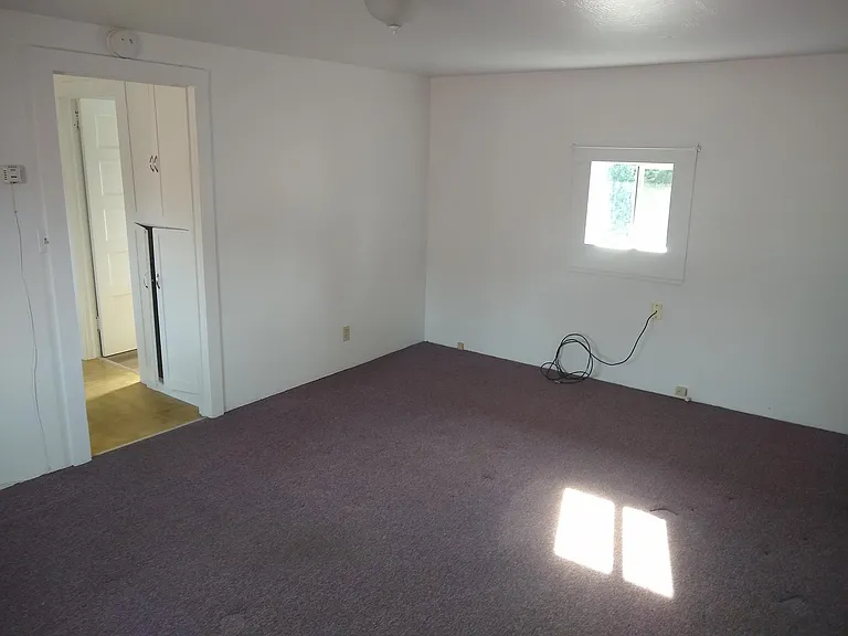 1060 Robinson St — Photo 2