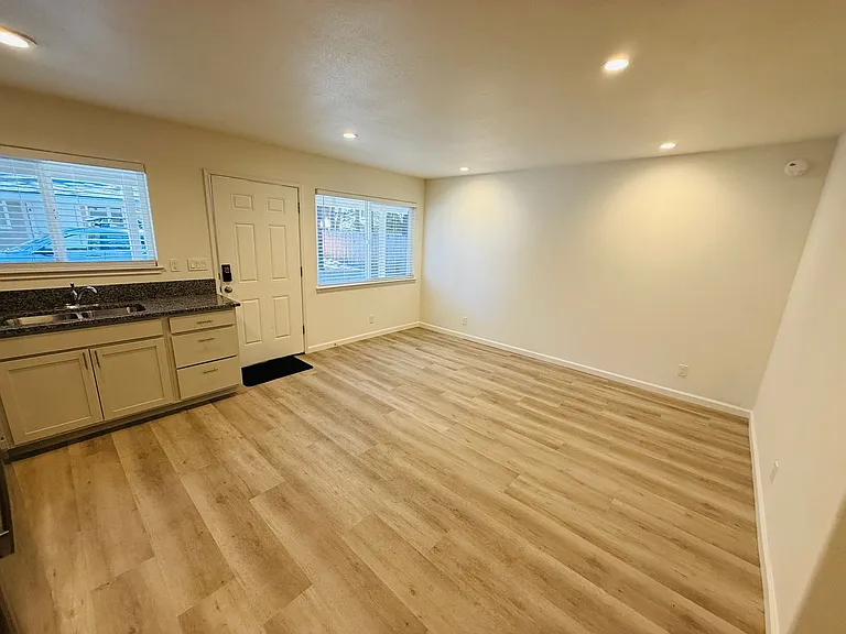 946 Modesto Ave #4 — Photo 7