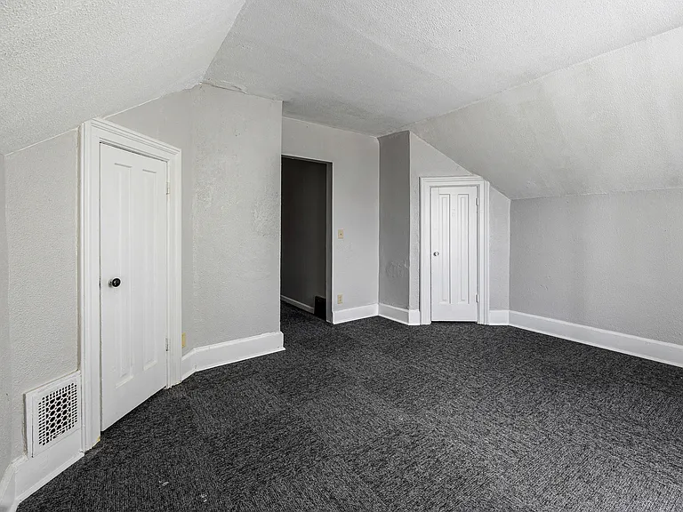 215 E South St — Photo 4