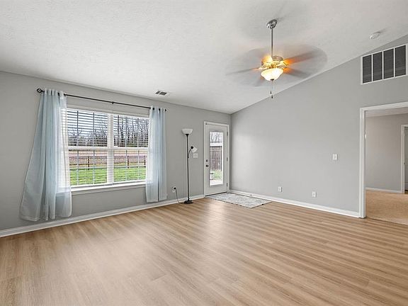 3rd image of 508 Camden Cir