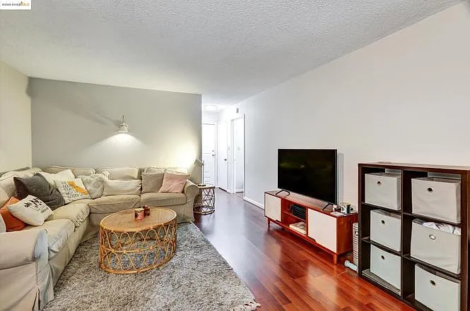 3 bed, 900 sqft, $1,550 — Photo 2